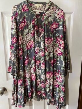 Umgee Gray Tunic with Pink Rose Print